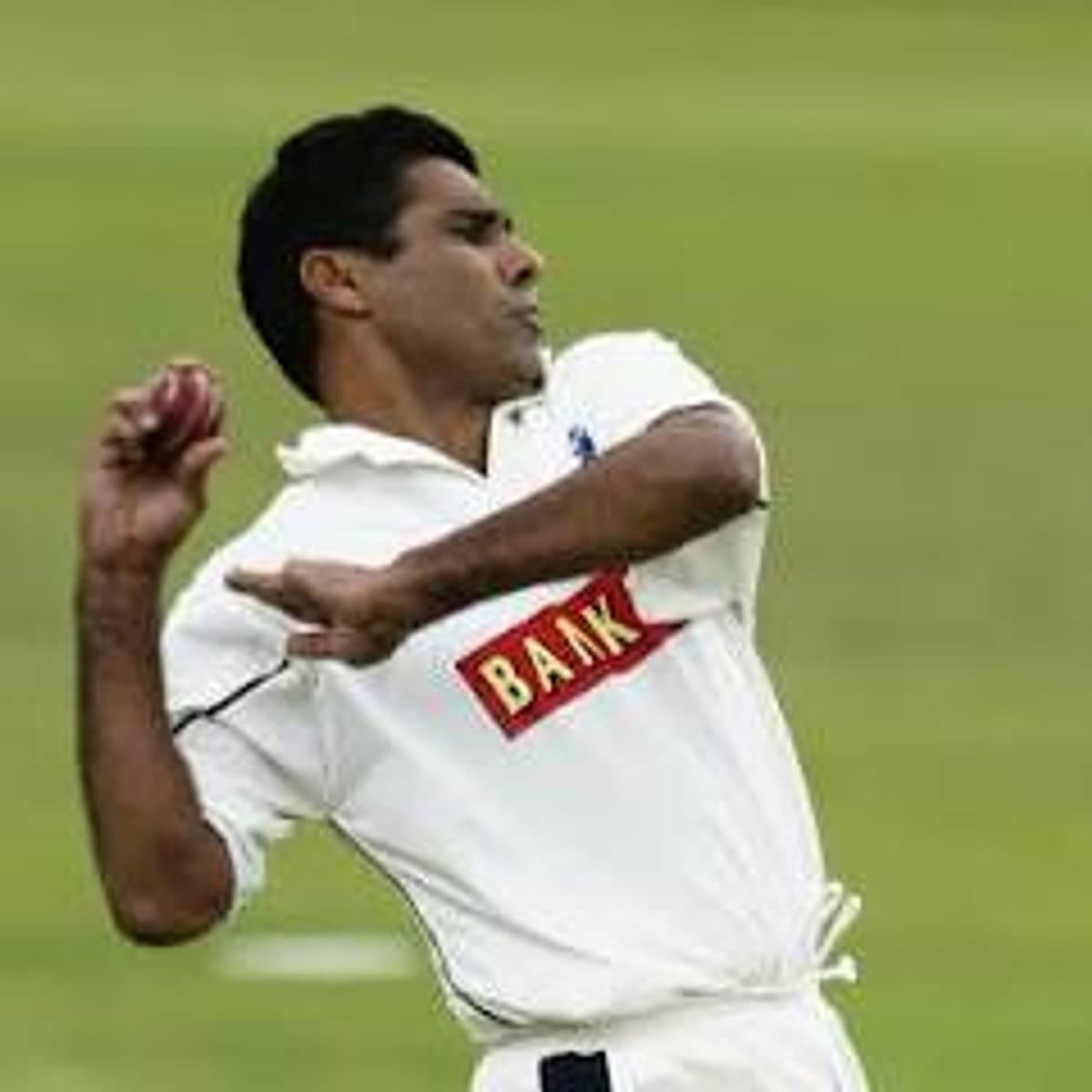 Waqar Younis — photograph 1
