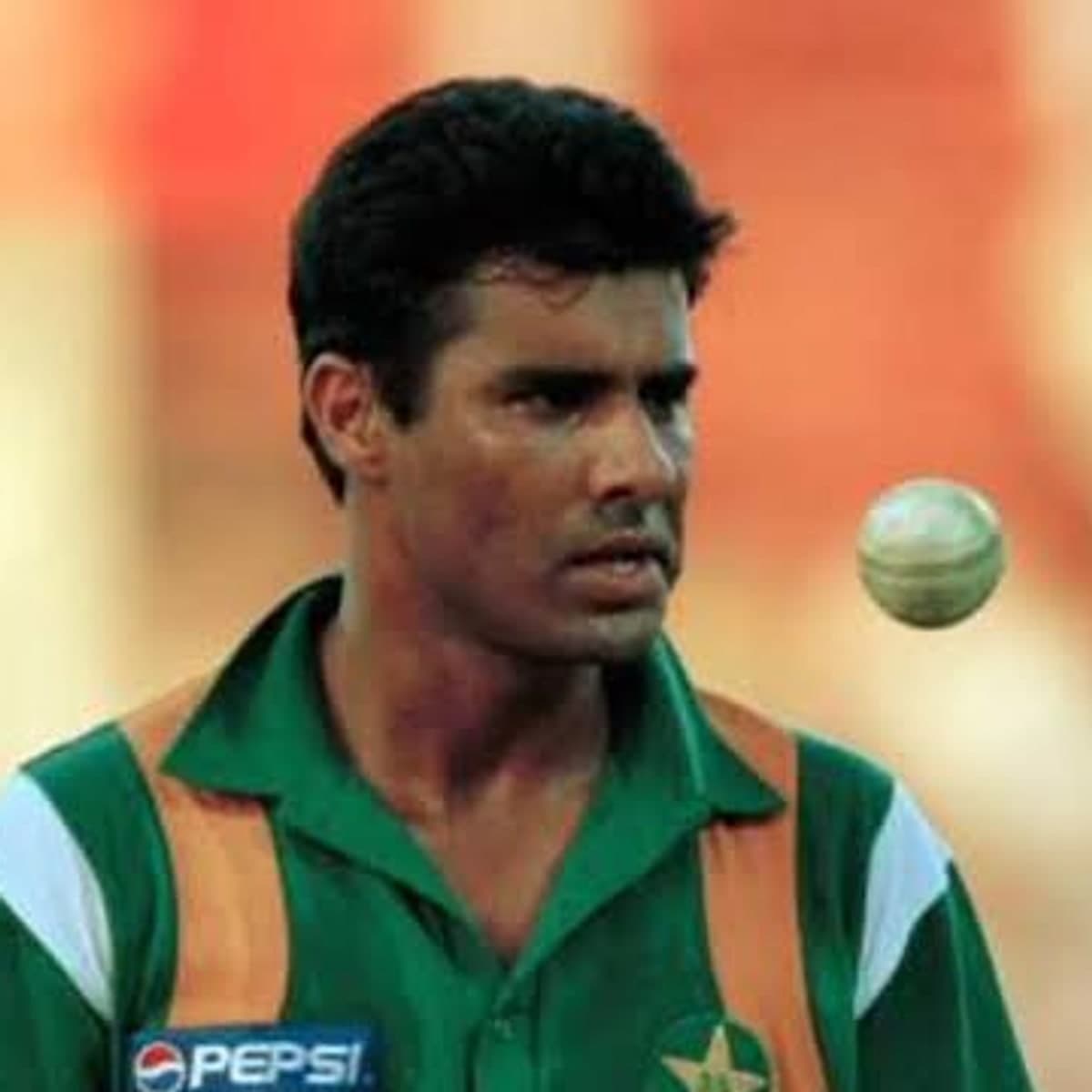 Waqar Younis — photograph 4