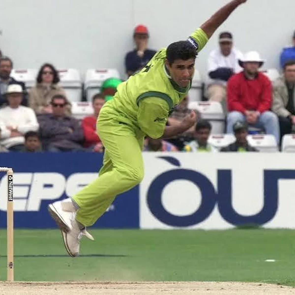 Waqar Younis — photograph 9